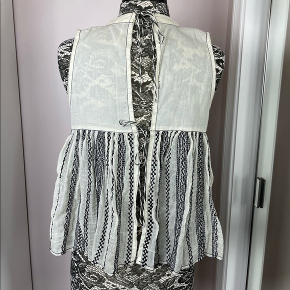Free People cream and black sleeveless top size medium. - Picture 2 of 3